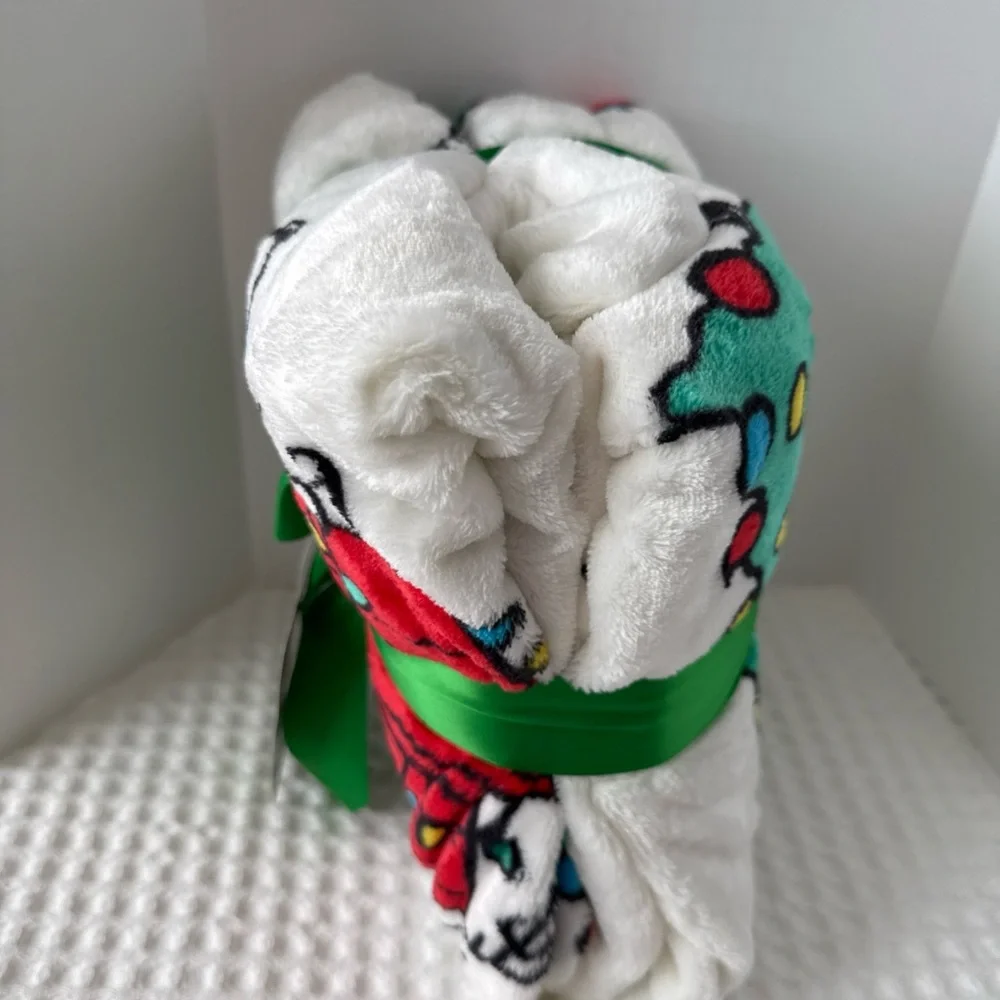 Peanuts White, Red & Green Holiday Throw Blanket